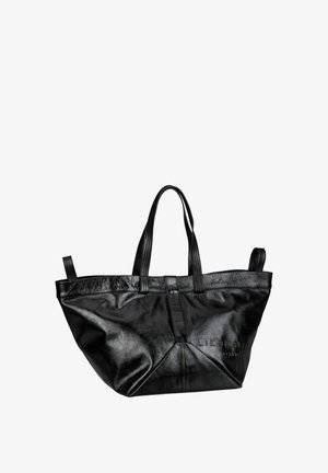 Czarna skórzana torba na ramię o smukłym designie, z teksturowaną powierzchnią, podwójnymi uchwytami i nadrukowaną nazwą marki z boku.