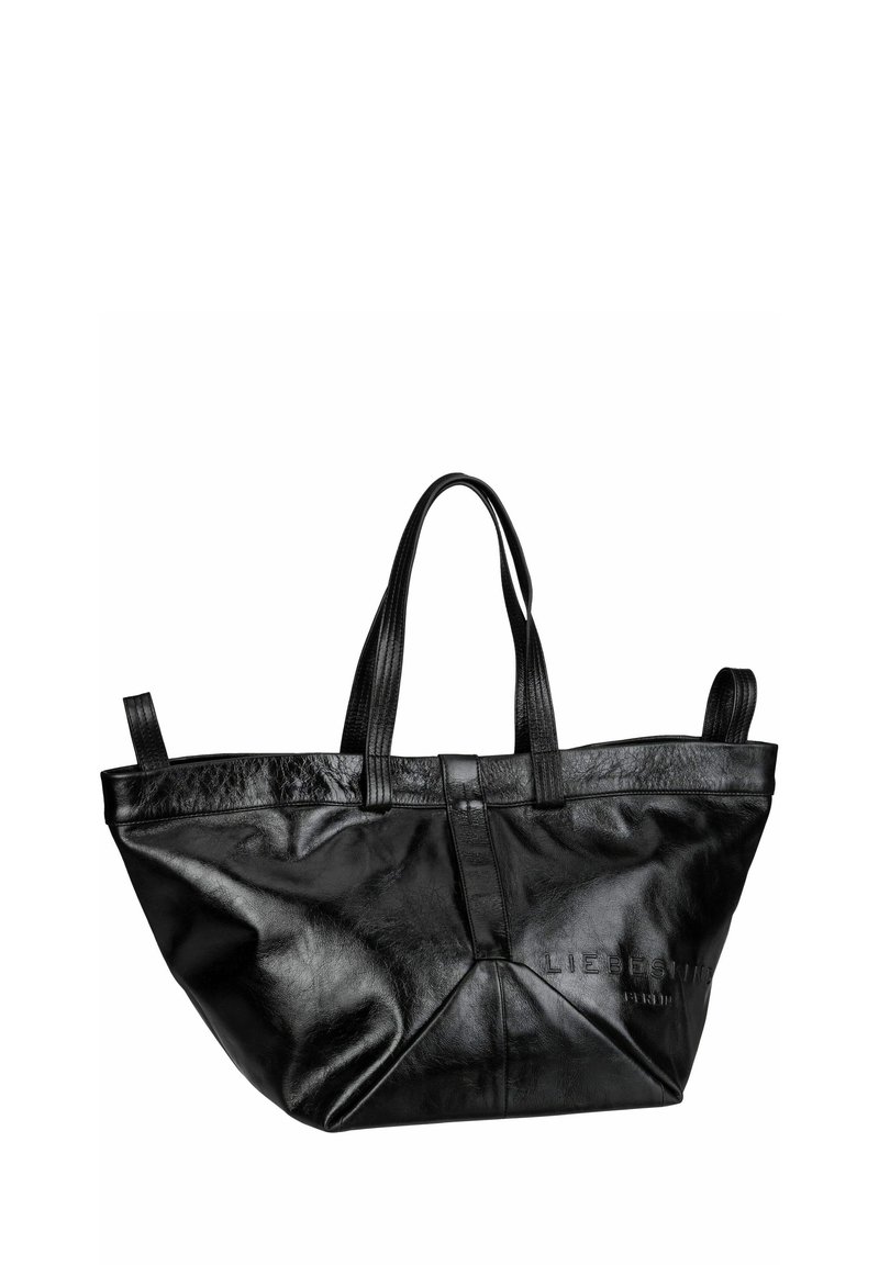 Czarna skórzana torba na ramię o smukłym designie, z teksturowaną powierzchnią, podwójnymi uchwytami i nadrukowaną nazwą marki z boku.