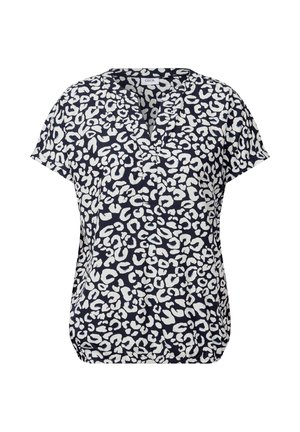 Lyhythihainen tummansininen pusero, jossa on valkoinen leopardikuvio, V-mallinen pääntie ja hieman rypytetty helma rentoa istuvuutta varten.