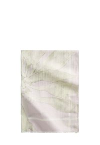 Lichte vierkante sjaal met een botanisch patroon in pastelroze en groen. Zachte textuur, franje randen en een delicate aquarelontwerp.