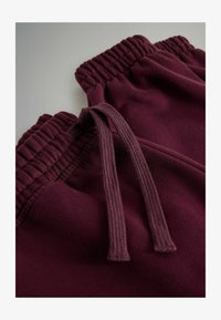 Atlasīts, navy blue grey red