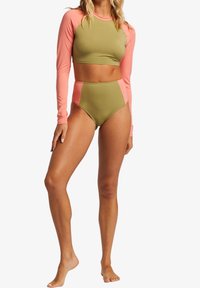 Langärmliges Crop-Top und Hochbund-Bikini-Set in Grün und Pink, mit kontrastierenden Paneelen und einer glatten Textur.