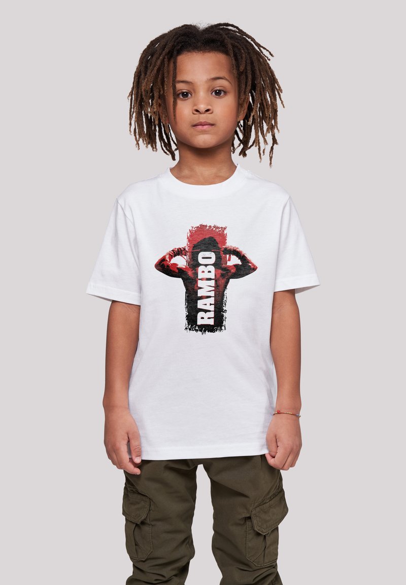 Weißes Baumwoll-T-Shirt mit einem grafischen Design, das eine rot-schwarze Silhouette zeigt, das Wort "RAMBO" zentral platziert.