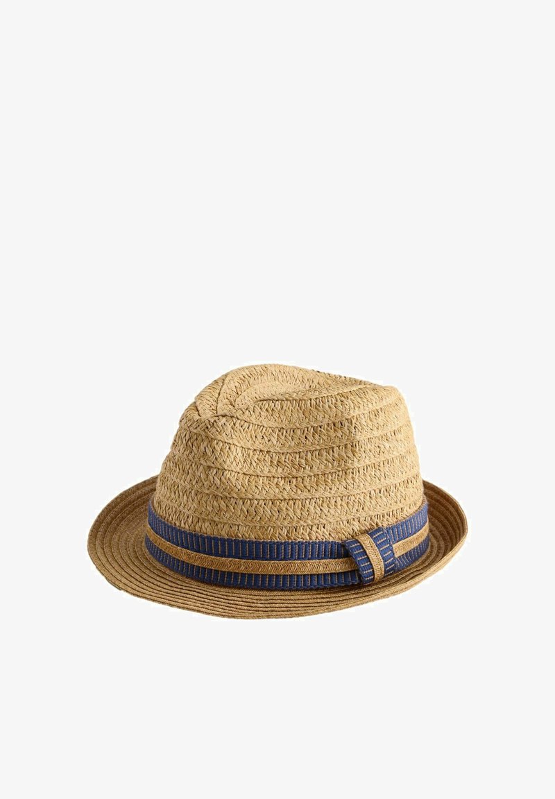 Chapeau fedora en paille tressée brun clair avec un ruban rayé bleu et beige et un petit nœud sur fond blanc.