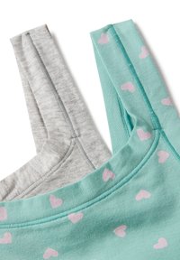 Due top in tessuto, uno grigio chiaro e uno turchese con motivi di cuori rosa, mostrati sovrapposti su uno sfondo bianco.