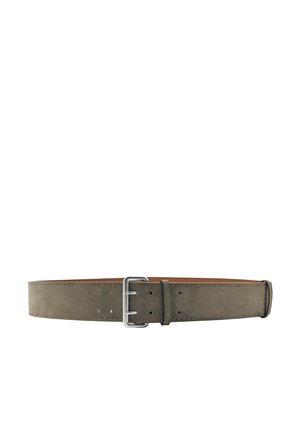 Ceinture en cuir suédé gris avec boucle métallique argentée à double ardillon et plusieurs trous de réglage, posée à plat sur un fond blanc.