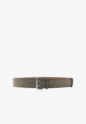 Ceinture en cuir suédé gris avec boucle métallique argentée à double ardillon et plusieurs trous de réglage, posée à plat sur un fond blanc.