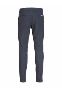 Tummanharmaat, kapeat housut nähtynä takaapäin, joissa on vyölenkit ja kaksi läppätaskua.