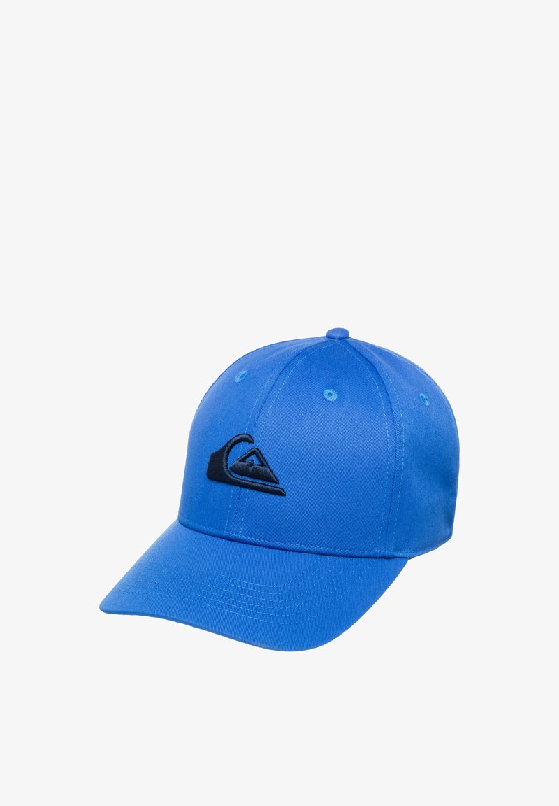 Blå baseballkeps i tyg med en böjd skärm. Har en svart logotyp på framsidan och synliga sömnadsdetaljer.