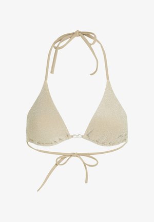 Béžový bikiny vršek ve tvaru trojúhelníku s lesklou texturou, regulovatelnými tkaničkami a dekoračním korálkem uprostřed. Hladký povrch látky.