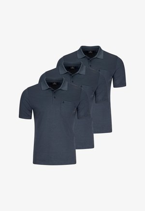 Drei dunkelblaue Poloshirts mit kurzen Ärmeln, Kragen und Brusttaschen vorne, in versetzter Anordnung dargestellt.