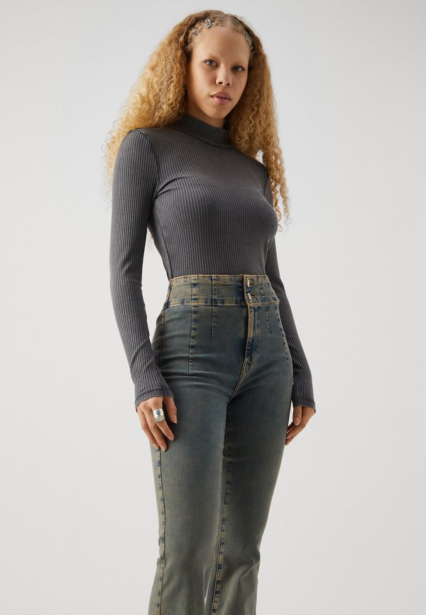 ONLHUSH CORSAGE - Flared Jeans3