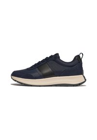 Marineblauwe sportschoenen met een mix van suède en stof, voorzien van een zwarte streep, vetersluiting en een gestructureerde rubberen zool.