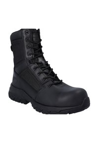Zwarte tactische laars met een versterkte neus, meshpanelen en een robuust profiel dat is ontworpen voor duurzaamheid en grip.