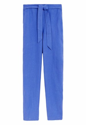 Pantalones azules de tiro alto y pierna recta con cinturón de tela atado a la cintura y bolsillos laterales sobre un fondo blanco.