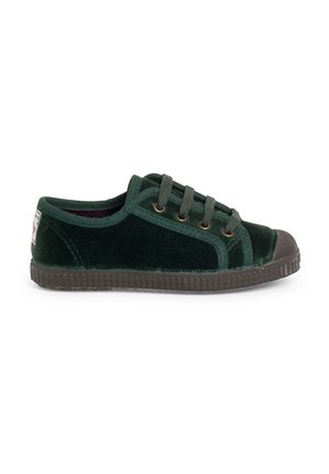 Sneakers verdi in velluto con silhouette bassa, punta rotonda e chiusura con lacci. Presentano occhielli in bronzo e una suola in gomma marrone testurizzata.