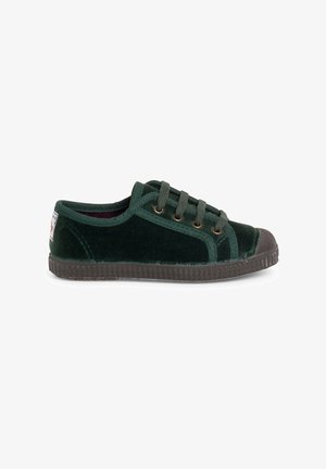 Groene fluwelen sneakers met een lage silhoët, ronde neus en vetersluiting. Voorzien van bronzen veteroogjes en een gestructureerde bruine rubberen zool.