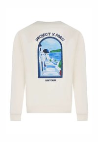 Sudadera crewneck en color crema que presenta un gráfico colorido del paisaje de Santorini en la parte posterior, con "PROJECT X PARIS" encima en azul.