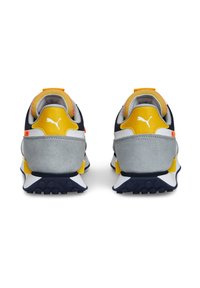 Puma-sneakers med övre del i marinblå och grå mesh, gula mockainlägg, vadderad krage och sula i svart gummi med texturerat grepp.