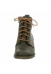 Botte cheville en cuir vert foncé avec des lacets bruns, bout rond et finition texturée. Comprend une languette à l'arrière pour un enfilage facile.