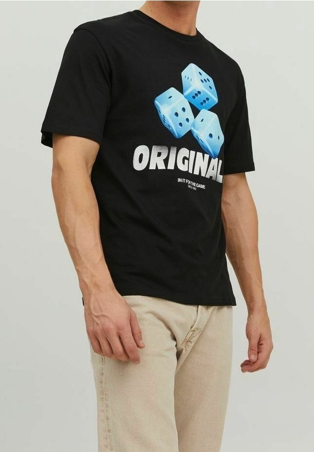 Svart bomulls-T-shirt med en blå tärningsgrafik och fet vit text "ORIGINAL" på framsidan. Korta ärmar, rund halsdesign.