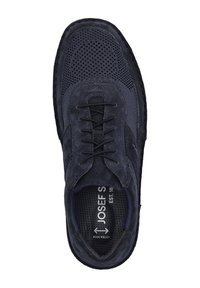 Zapatilla de ante y malla azul oscuro con cordones planos, lengüeta acolchada y diseño perforado, con ajuste extra ancho. Etiqueta visible en el interior.