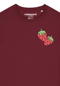 T-shirt bordeaux à manches courtes, col rond, avec un graphisme de deux fraises rouges surmontées de vert sur la zone de la poitrine gauche.