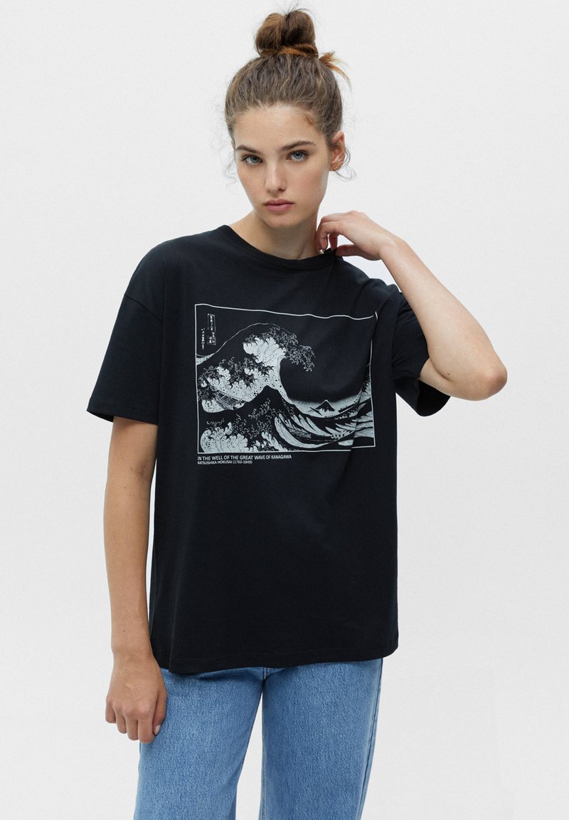 PULL&BEAR THE GREAT WAVE OF KANAGAWA Print Tshirt mottled black Zalando.ie