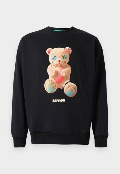 Sudadera negra con un gráfico colorido de un oso de peluche con botones azules y un corazón rojo, etiquetado "BARROW" en texto blanco.