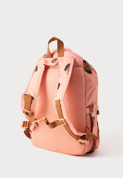 Mochila rosa con panel trasero de malla, correas ajustables en marrón y dibujos de perros. Presenta hebillas y un bolsillo con cremallera lateral.