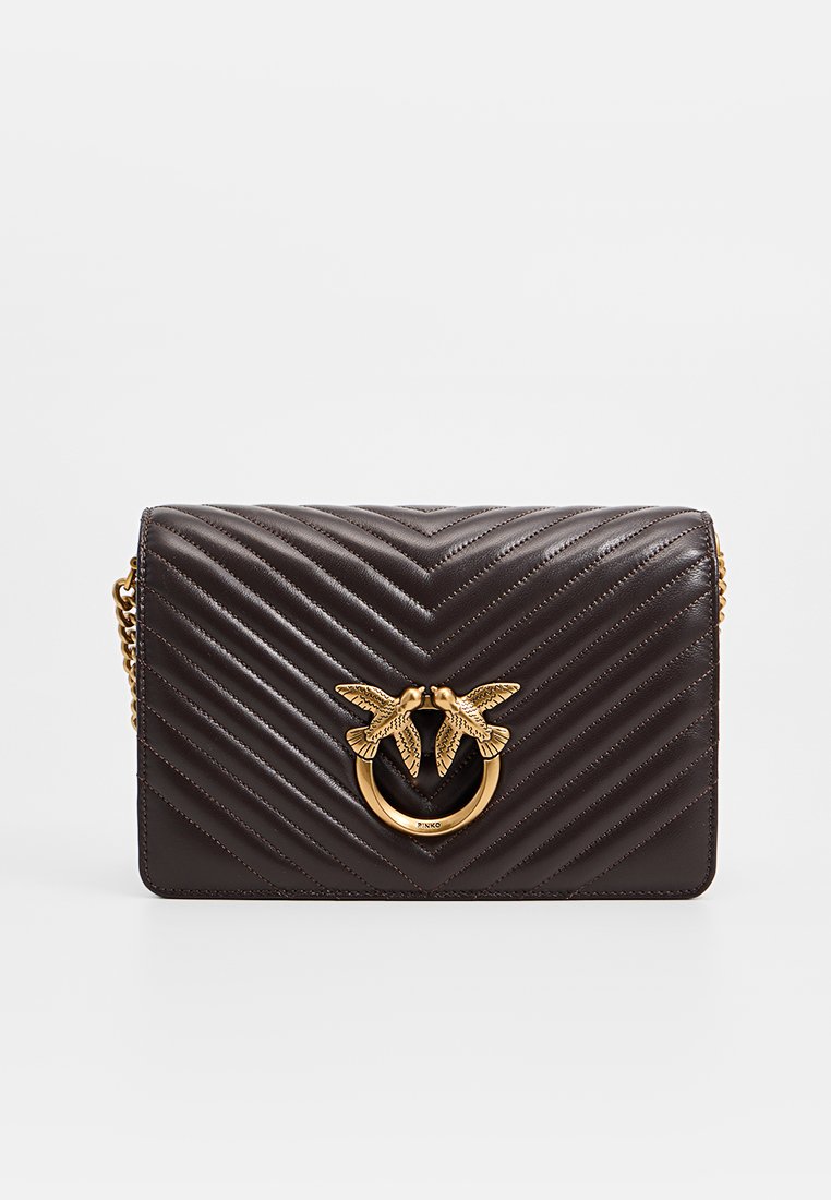 Brązowa pikowana skórzana torba z wzorem w zygzak, złote okucia z dwoma ptakami i okrągłym zapięciem. Dołączony łańcuszkowy pasek.