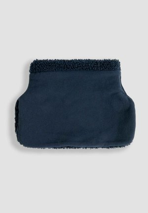 Guler din fleece de culoare bleumarin, cu o margine moale și texturată, având o formă ergonomic și deschideri pe laterale pentru confort și ușurința purtării.