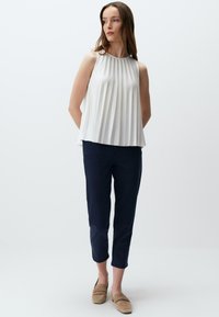 Jimmy Key ROUND NECK SLEEVELESS PLEATED - Top - ekru-114