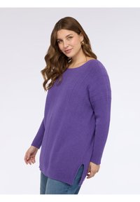 Maglione viola a maniche lunghe con texture a costine, spacchi laterali e vestibilità comoda. Il materiale sembra morbido e leggero.