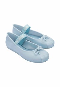 Bailarinas de goma azul claro con punta redondeada, un pequeño detalle de lazo y una correa desmontable para mayor soporte. Textura suave y flexible.