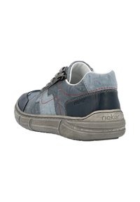 Blaue und graue Leder-Sneaker mit kontrastierendem roten Nähten, strukturierten Akzenten, gepolstertem Kragen und einer Gummisohle mit Rillen für besseren Halt.