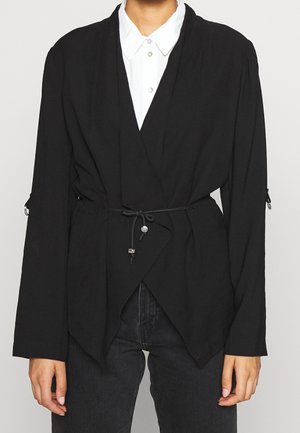 Veste noire en tissu léger. Dotée d'une ceinture à taille ajustable, de manches longues avec des accents matériels subtils et d'une coupe décontractée.