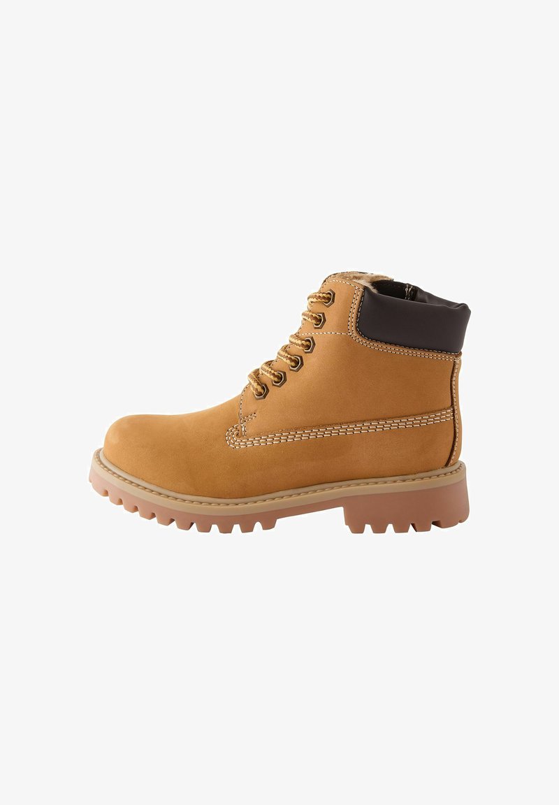 Stivaletto alla caviglia in pelle color nocciola con colletto imbottito, punte rotonde, cuciture a contrasto e suola in gomma ruvida e testurizzata. Design con lacci sul davanti.
