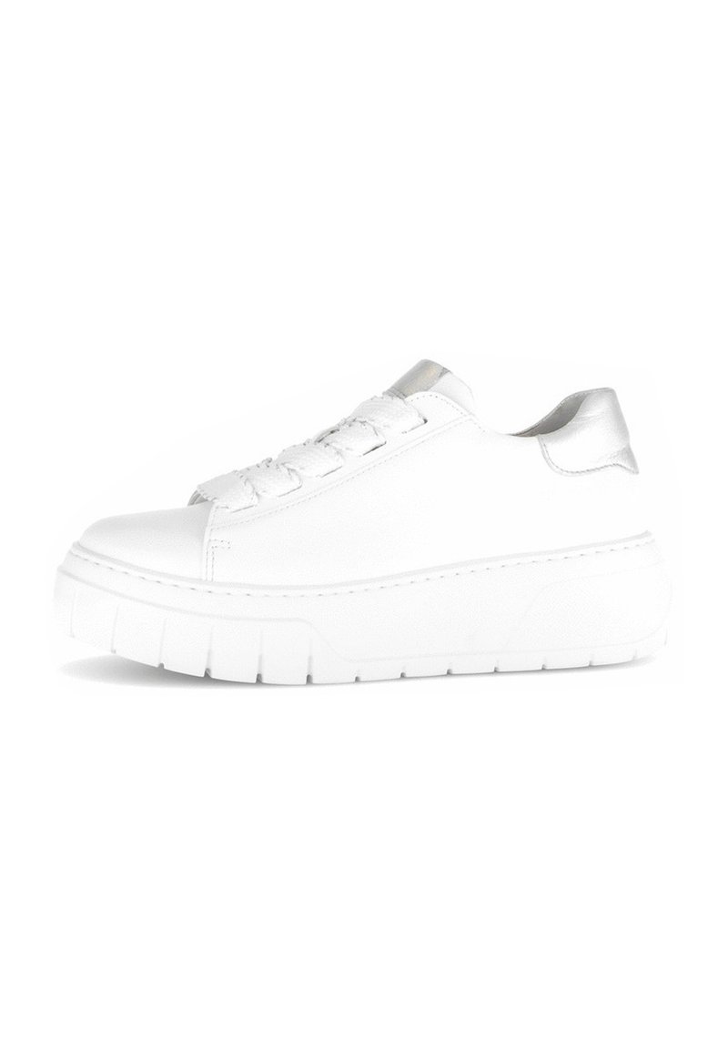 Weiße LederSneaker mit runder Zehenpartie, Schnürung vorne, silbernen Akzenten an der Ferse und einer dicken strukturierten Sohle. Nahtdetails überall.