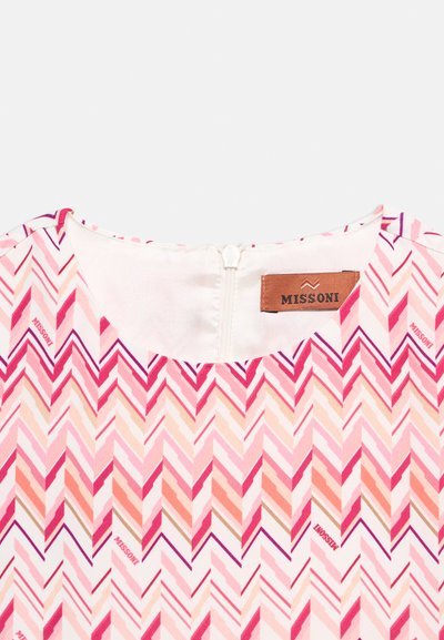 Φόρεμα με στρογγυλή λαιμόκοψη, ριγέ μοτίβο σε ροζ, ροδακινί και κόκκινες αποχρώσεις και ορατό φερμουάρ στο πίσω μέρος με καφέ ετικέτα Missoni.