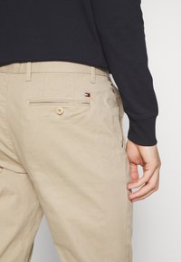 Tommy Hilfiger DENTON ESSENTIAL - Chinos - beige