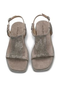 Graue Wildledersandalen mit flacher Sohle, verziert mit einem strukturierten silbernen Perlenriemen und einem verstellbaren Knöchelverschluss. Quadratische Zehenform.