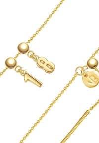 Guldhalsband med en kedja av sfäriska länkar. Berlocker inkluderar en hängande '1' och '8', samt en cirkulär logoberlock med ett bladdesign.