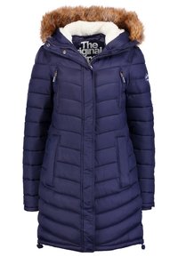 Marinblå vadderad jacka med huva fodrad med fuskpäls, dragkedja framtill och två framfickor. Vattenrätt quiltade detaljer över hela jackan.