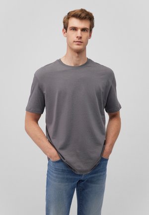 Gray short-sleeve t-shirt with a round neck, featuring a textured fabric. The shirt has a loose fit and is paired with light blue jeans.