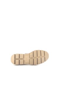 Semelle de chaussure en caoutchouc de couleur beige clair avec un motif texturé et rainuré. Présente le nom de la marque "Gabor" embossé sur la surface.
