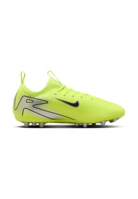 Botas de fútbol de un brillante color amarillo con una parte superior texturizada, acentos en negro y un diseño elegante que incluye un protector de barbilla y múltiples clavos en la suela.