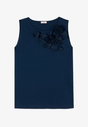 Top bleumarin fără mâneci, cu decolteu rotund, decorat cu aplicații florale din material pe umărul stâng.