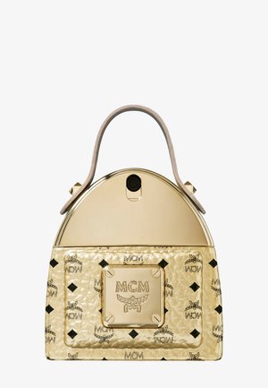 Sac à main MCM doré avec poignée supérieure, motif de logo texturé et plaque décorative à l'avant sur fond blanc.