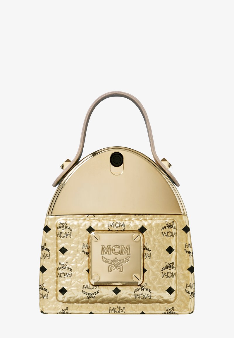 Sac à main MCM doré avec poignée supérieure, motif de logo texturé et plaque décorative à l'avant sur fond blanc.
